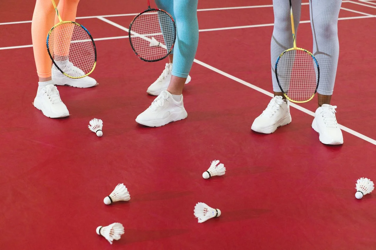 Evolution of badminton uniforms from traditional clothing to modern performance badminton sportswear.